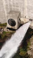 verticale vidéo de hydro-électrique Puissance station o vilarinho das furnas dans le Portugal aérien vue video