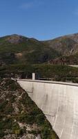 vertical vídeo de hidroeléctrico poder estación o vilarinho das furnas en Portugal aéreo ver video