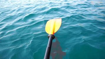 kayak, pagaia, tramonto - Basso angolo Visualizza al di sopra di chiaro azzurro mare acqua. sole bagliore. astratto nautico estate oceano natura. vacanza, vacanza e viaggio concetto. video