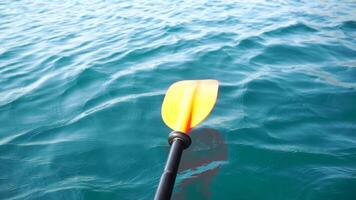 kayak, pagaia, tramonto - Basso angolo Visualizza al di sopra di chiaro azzurro mare acqua. sole bagliore. astratto nautico estate oceano natura. vacanza, vacanza e viaggio concetto. video