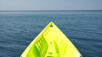 mare acqua superficie. Basso angolo Visualizza a partire dal kayak, telecamera mosche al di sopra di il chiaro verde mare acqua. nessuno. vacanza ricreazione concetto. astratto nautico estate oceano natura. lento movimento. vicino su. video