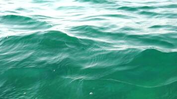 mare acqua superficie. telecamera mosche al di sopra di il calma azzurro mare. nessuno. vacanza ricreazione concetto. astratto nautico estate oceano natura. tempo metereologico e clima modificare. lento movimento. vicino su video