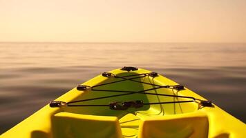 Meer Wasser Oberfläche. Kamera fliegt Über das Ruhe azurblau Meer mit Grün Kajak Boot auf Vordergrund. niemand. Urlaub Erholung Konzept. abstrakt nautisch Sommer- Ozean Natur. schleppend Bewegung. schließen oben video