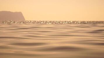 mare acqua superficie. Basso angolo Visualizza a partire dal kayak, telecamera mosche al di sopra di chiaro mare acqua. nessuno. vacanza ricreazione concetto. astratto nautico estate oceano natura. lento movimento. vicino su. verticale video