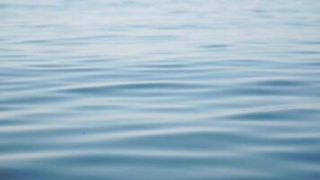 mare acqua superficie. Basso angolo Visualizza a partire dal kayak, telecamera mosche al di sopra di chiaro mare acqua. nessuno. vacanza ricreazione concetto. astratto nautico estate oceano natura. lento movimento. vicino su. verticale video