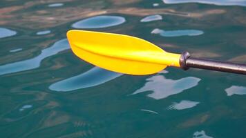 kayak, pagaia, tramonto - Basso angolo Visualizza al di sopra di chiaro azzurro mare acqua. sole bagliore. astratto nautico estate oceano natura. vacanza, vacanza e viaggio concetto. video