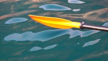 kayak, pagaia, tramonto - Basso angolo Visualizza al di sopra di chiaro azzurro mare acqua. sole bagliore. astratto nautico estate oceano natura. vacanza, vacanza e viaggio concetto. video