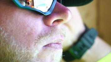 homme en mangeant la glace crème. fermer portrait de Jeune branché homme dans lunettes de soleil en mangeant la glace crème dans été chaud temps sur le plage, avoir amusement et bien ambiance. video