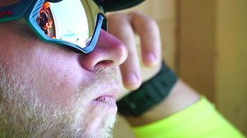 homme en mangeant la glace crème. fermer portrait de Jeune branché homme dans lunettes de soleil en mangeant la glace crème dans été chaud temps sur le plage, avoir amusement et bien ambiance. video