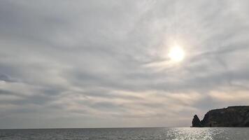 lapso de tiempo estratocúmulos nubes Moviente en brillante puesta de sol cielo terminado calma mar. resumen aéreo naturaleza verano Oceano atardecer, mar y cielo vista. vacaciones, viajar, fiesta concepto. clima y clima cambio video