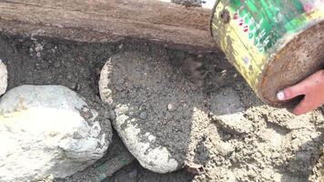 costruzione, lavoratore mani liscio bagnato cemento nel di legno telaio a un' costruzione luogo durante giorno per garantire un anche superficie video