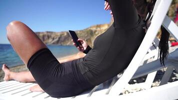 homem computador portátil mar. trabalhando remotamente em Beira Mar. feliz bem sucedido homem, masculino trabalhador autonomo trabalhando em computador portátil em praia, alivia estresse a partir de trabalhos para restaurar vida equilíbrio. freelance, controlo remoto trabalhos em período de férias video