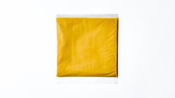 amarillo mostaza paquete perfil en blanco foto