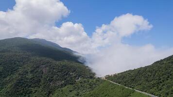 escénico montaña vista con Cloudscape antecedentes foto