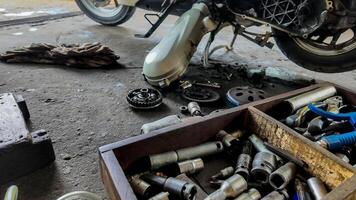 mecánico maestría, desmontado bicicleta en taller escena foto