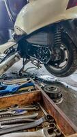 scooter reparar, cerca arriba con herramientas, Copiar espacio foto