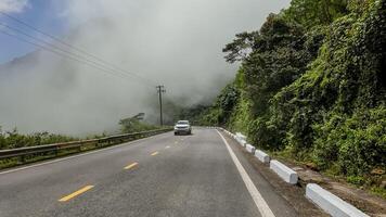 aventuras la carretera viaje, coche mediante montaña niebla foto
