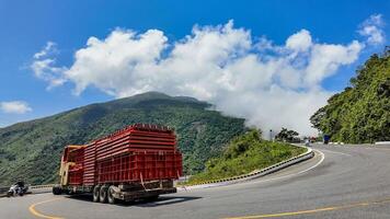 rojo carga camión en escénico montaña ruta foto