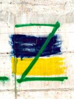 bandera de Ucrania en el pared es cruzado fuera con un z símbolo de el ruso agresor foto