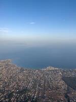 aéreo ver de el ciudad por el mar en contra el azul horizonte foto