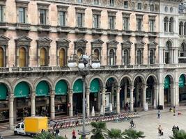 Milán, Italia - 12 noviembre 2023. bicicleta estacionamiento en el cuadrado en frente de el galleria vittorio emanuel. Milán, Italia foto