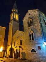 Roca catedral de S t. Juan en el iluminación de linternas a noche. buda, montenegro foto