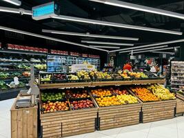 buda, montenegro - 25 diciembre 2022. de madera cajas con Fresco frutas en el supermercado mostrador foto