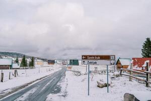 firmar cerca el la carretera a un pueblo en un montaña valle. subtítulo. salvando kuk, zabljak. montenegro foto