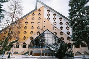 moderno triangular hotel bianca con panal ventanas en un Nevado bosque. colasina, montenegro foto