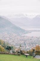 ver desde un verde colina a vistoso villas en el costas de lago como. Italia foto