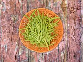 Vegetales de judías verdes sobre fondo de madera foto