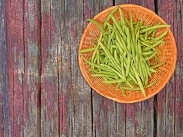 Vegetales de judías verdes sobre fondo de madera foto