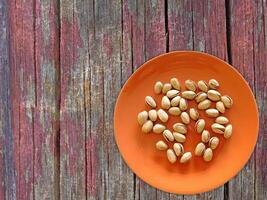 pistachos en el fondo de madera foto