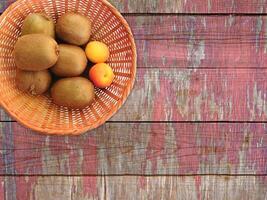 fruta en el fondo de madera foto