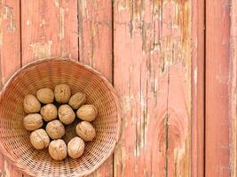 nueces en el fondo de madera foto