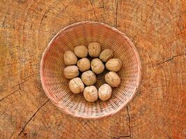 nueces en el fondo de madera foto