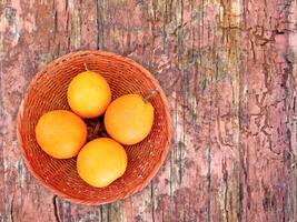 naranjas sobre fondo de madera foto