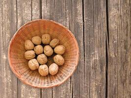 nueces en el fondo de madera foto