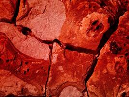 textura de piedra roja en el jardín foto