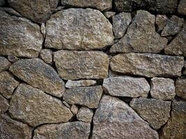 textura de piedra oscura en el jardín foto