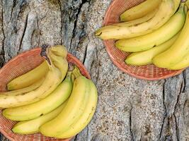 bananas en el de madera antecedentes foto