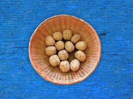 nueces en el fondo de madera foto