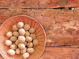 nueces en el fondo de madera foto