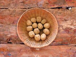 nueces en el fondo de madera foto