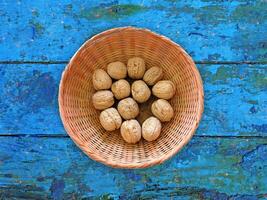 nueces en el fondo de madera foto