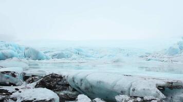 fechar acima panning Visão fjallsjokull geleira. a Maravilhoso geleira lagoa do fjallsarlon dentro Islândia video