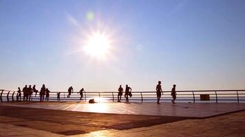 Statischer Kopierraum verschwommener Hintergrund Tourist am überfüllten Sommerstrand auf dem Seeweg entspannen. absichtlicher Unschärfeeffektfilter video