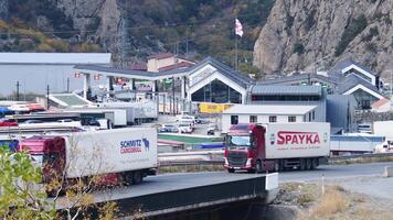 30 ottobre, 2022- lars confine, Georgia - camion guidare In piedi di georgiano-russo confine dai un'occhiata punto Georgia lato. russo ucraino guerra crisi e russi emigrazione concetto video