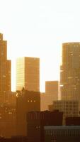 Wolkenkratzer der Großstadt bei Sonnenuntergang video