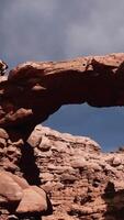 arche de pierre rouge dans le parc du grand canyon video